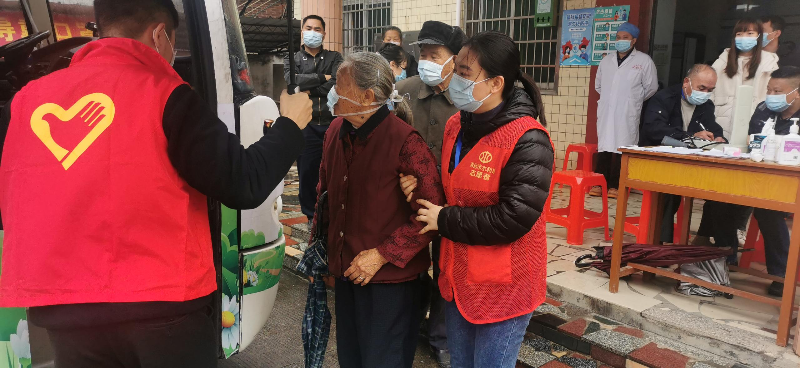 2022年4月19日，365bet中文(中国)官方网站
水利局党员志愿者协助云路社区党群服务中心为前来接种疫苗的群众预约登记、扫码测温、接种指引、指导接种流程，为疫苗接种工作的有序运作保驾护航。.jpg