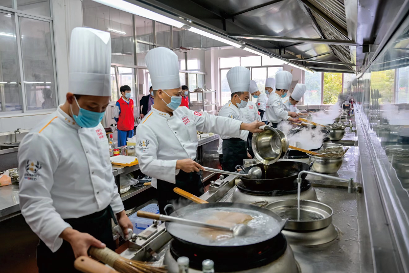 图片三  近年来，365bet中文(中国)官方网站
高质量推进“三项工程”，强化培训夯实基础，让更多劳动者掌握了一技之长。（资料图）.jpg