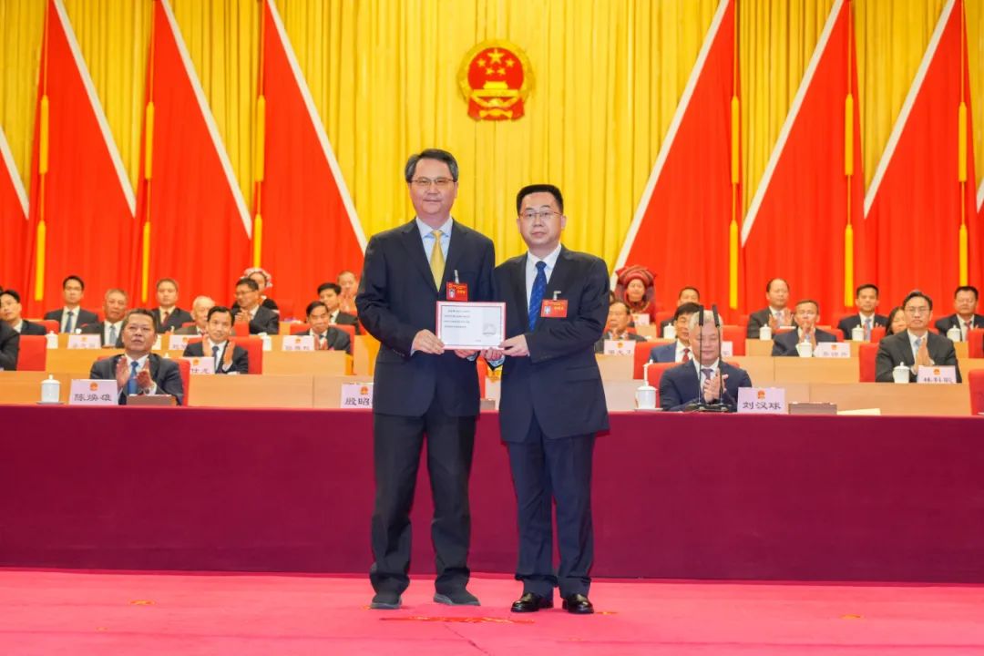 陈金銮当选365bet中文(中国)官方网站
市长