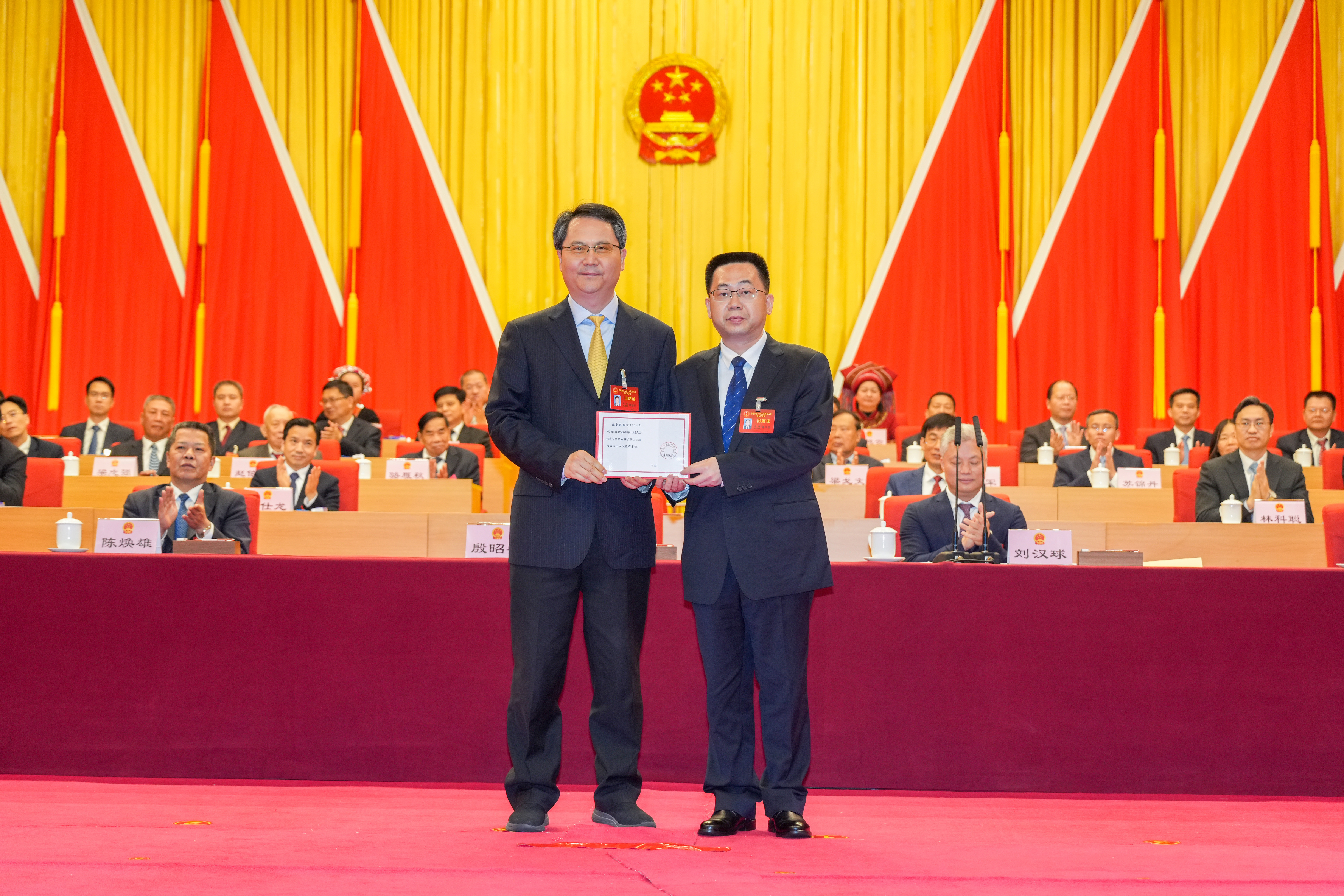 大会主席团常务主席、市委书记、市人大常委会主任殷昭举为新当选的365bet中文(中国)官方网站
市长陈金銮颁发当选证书。