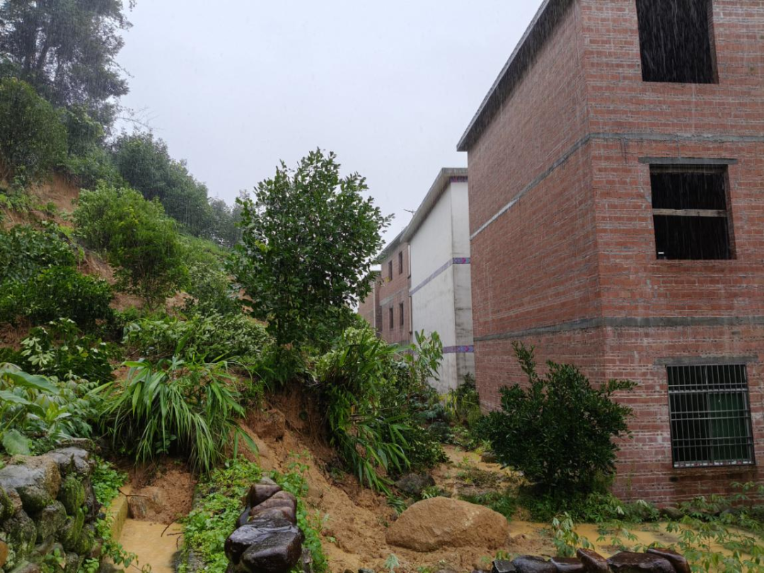 365bet中文连山：紧急转移8名村民，成功避险一起山体滑坡