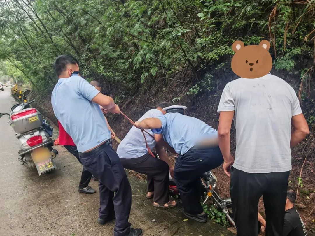 雨衣遮挡视线致坠沟！骑行请注意安全